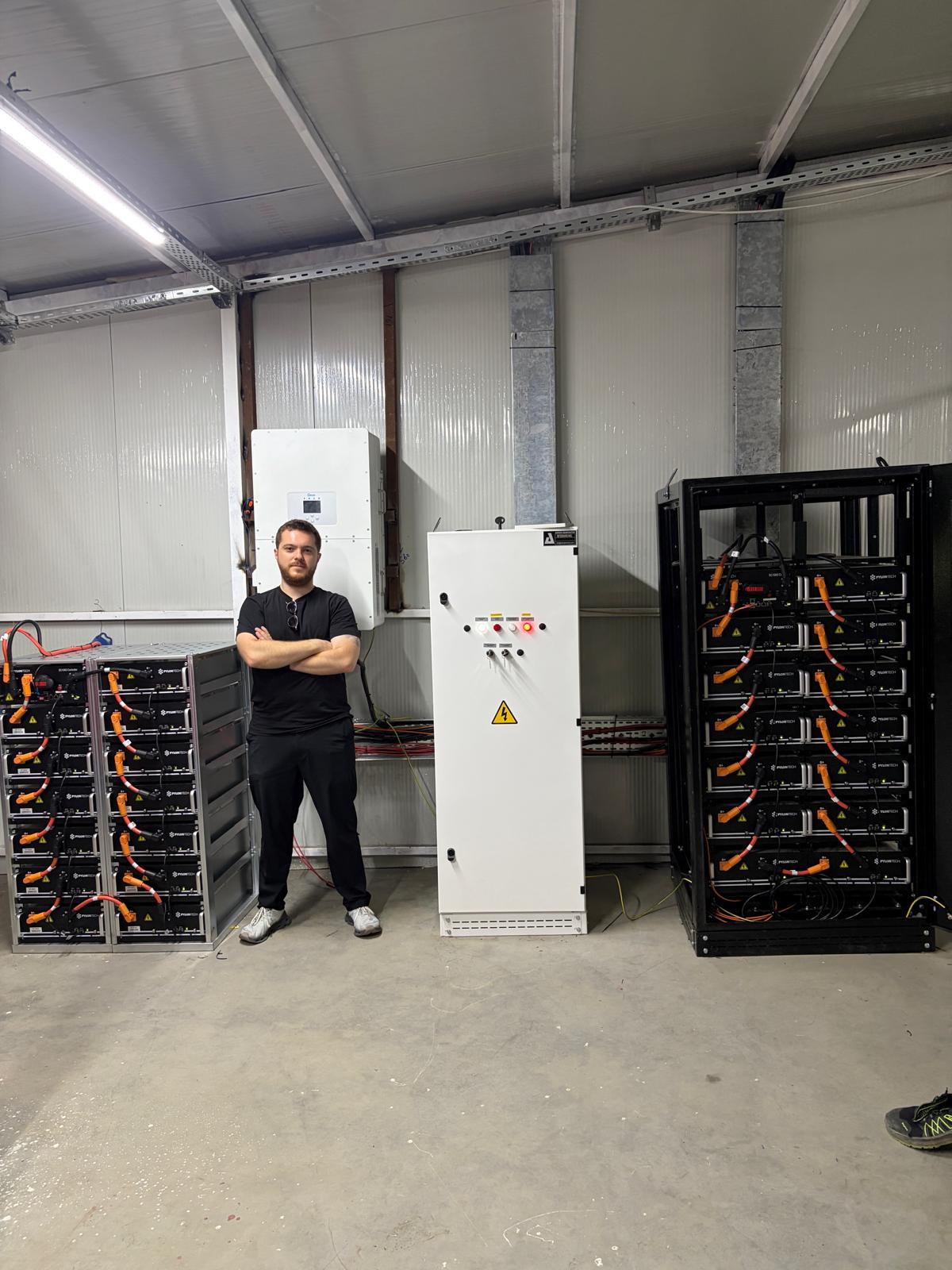 Berk Akgül endüstriyel lityum batarya sistemi ve elektrik panosu önünde
