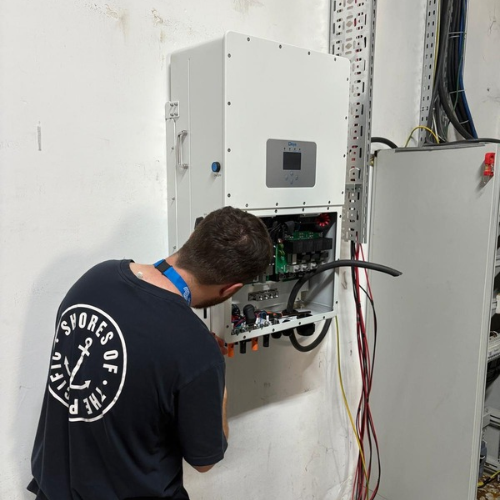Sahada inverter üzerinde çalışan mühendis